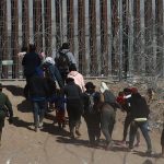 otografía de archivo de migrantes caminando hacia la frontera que divide a México de los Estados Unidos, el 23 de febrero de 2024, en Ciudad Juárez (México). La inmigración tendrá un papel central en el primer cara a cara presidencial de esta campaña entre el presidente estadounidense, Joe Biden, y el exmandatario republicano Donald Trump, pero la importancia de ese debate podría quedar embarrada con simplificaciones que llaman a "cerrar la frontera" o tachan a todos los migrantes de "criminales", algo que el conservador ha llevado al extremo. EFE