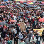 Docentes convocados por el sindicato de maestros de Colombia marchan durante una protesta por las calles este miércoles, en Bogotá (Colombia). La Federación Colombiana de Trabajadores de la Educación (Fecode) dio inicio hoy a una huelga en rechazo a la Ley Estatutaria de Educación que se estudia en el Congreso, una iniciativa del Gobierno del presidente Gustavo Petro al que han apoyado desde su campaña electoral. EFE
