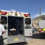 Bomberos de Sunland Park atienden a Kensy una hondureña de 25 años dentro de una ambulancia, el 7 de junio de 2024, en Sunland Park (Nuevo México, Estados Unidos). EFE