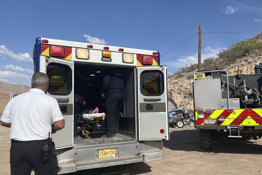 Bomberos de Sunland Park atienden a Kensy una hondureña de 25 años dentro de una ambulancia, el 7 de junio de 2024, en Sunland Park (Nuevo México, Estados Unidos). EFE