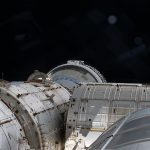 Fotografía cedida por la NASA de una instantánea tomada el día 6 de junio de 2024 desde una ventana donde se muestra en una parte el espacio y la nave espacial Starliner de Boeing atracada en el puerto delantero del módulo Harmony en la Estación Espacial Internacional (EEI). La primera misión espacial tripulada de la empresa Boeing, que llegó el pasado 6 de junio a la Estación Espacial Internacional (EEI), ha retrasado cuatro días su regreso a la Tierra, que estaba previsto para mañana viernes, debido a filtraciones de helio. EFE