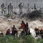 ersonal de la Guardia Nacional de Texas, resguardan la frontera donde permanecen migrantes el 4 de junio de 2024, en Ciudad Juárez, Chihuahua (México). Tras el anuncio de que Estados Unidos limitará el número de asilos otorgados a migrantes que ingresen irregularmente, y temperaturas cercanas a los 40 grados, los centenares migrantes que esperaban para cruzar en la frontera entre Juárez (Chihuahua) y El Paso (Texas) se retiraron para evitar problemas. EFE