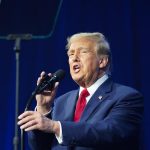 Aunque Trump sigue desconfiando en público del voto por correo, señaló recientemente su cambio de postura al decir en su red social Truth que "tanto el voto anticipado como el voto el mismo día de las elecciones son buenas opciones"