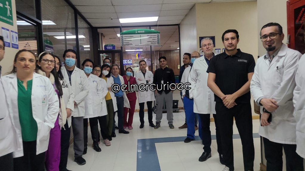 Médicos del hospital del IESS de Cuenca hicieron un plantón este lunes 17 de junio de 2024 para denunciar falta de insumos y medicinas.