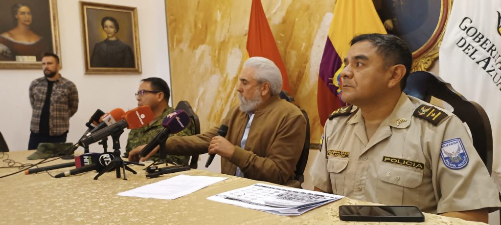 El Gobernador del Azuay estuvo acompañado de los representantes de la Policía Nacional y las Fuerzas Armadas.