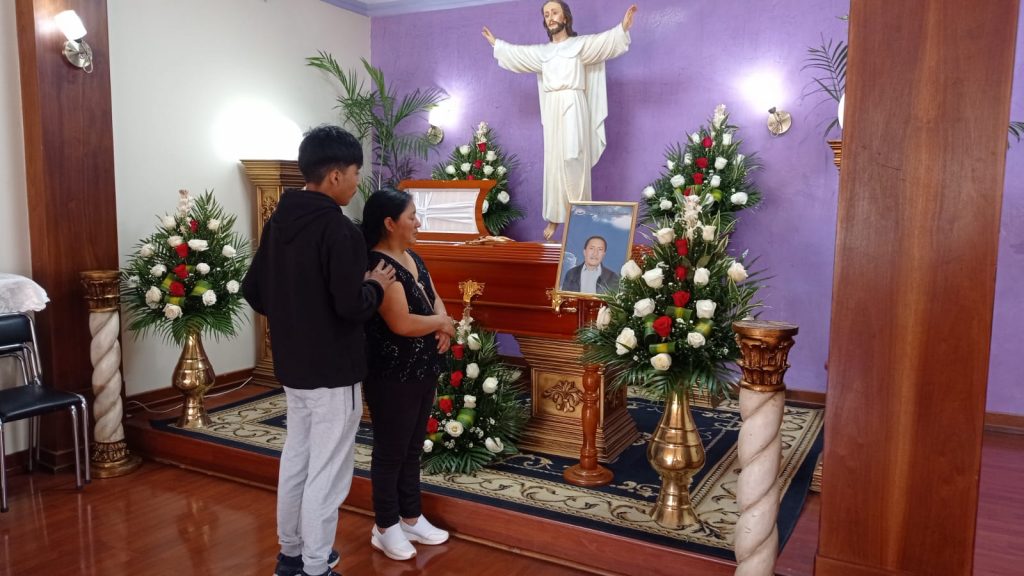 Familiares dan el último adiós a Juan Tenesaca.