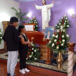 Familiares dan el último adiós a Juan Tenesaca.