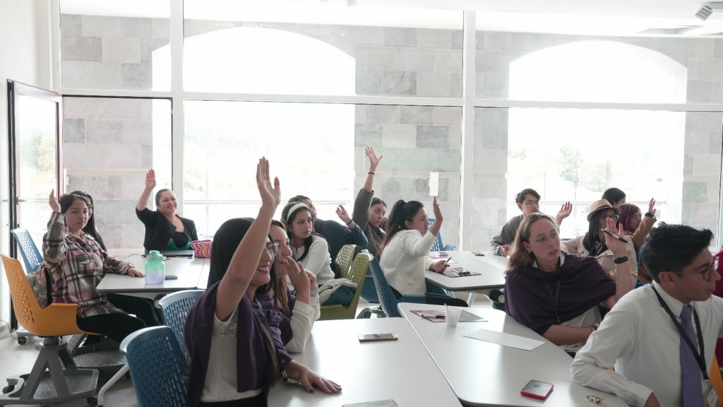 Estudiantes de la UNAE durante sus actividades educativas cotidianas.