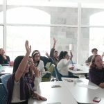 Estudiantes de la UNAE durante sus actividades educativas cotidianas.