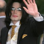 El cantante de pop estadounidense Michael Jackson saluda a sus seguidores al llegar a una nueva jornada del juicio que se sigue contra él, el 3 de junio de 2005, en el juzgado del Condado de Santa Bárbara, Santa María (Estados Unidos). La huella de Michael Jackson como el indiscutible "Rey" que cambió las reglas de la música pop sigue imbatible en el tiempo, pero su imagen, 15 años después de su muerte, arrastra las polémicas acusaciones que enfrentó por abuso infantil. EFE