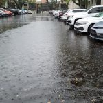 Fotografía de unos autos en un estacionamiento inundado debido a las lluvias este miércoles, en una calle de Miami, Florida (EEUU). El sur de Florida afronta torrenciales lluvias que se prolongarán hasta el sábado y que han provocado inundaciones, tornados, corte de autopistas, suspensión de clases y cancelaciones de cerca de 300 vuelos, especialmente el aeropuerto de Fort Lauderdale, sin causar víctimas hasta el momento. EFE
