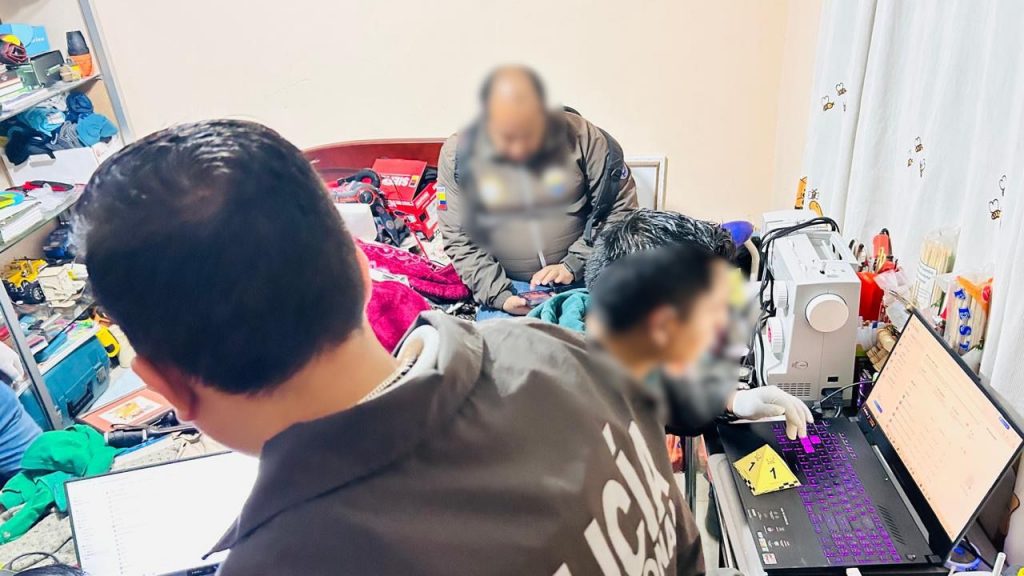 Fiscalía y Policía allanaron un inmueble, decomisaron evidencias y un ciudadano fue detenido en Cuenca por el presunto delito de pornografía infantil.