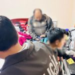 Fiscalía y Policía allanaron un inmueble, decomisaron evidencias y un ciudadano fue detenido en Cuenca por el presunto delito de pornografía infantil.