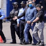 l expresidente de Honduras Juan Orlando Hernández (2014-2022) conocerá este miércoles su condena, tras haber sido hallado culpable por un jurado de tres cargos por narcotráfico y armas, por los que podría ser condenado a cadena perpetua. EFE