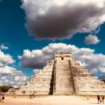 El Castillo', también conocido como el Templo de Kukulcán, es una de las estructuras más grandes de Chichén Itzá y su arquitectura refleja sus lejanas conexiones políticas. Chichén Itzá, ubicada en la península de Yucatán (México), que fue una de las ciudades más importantes de la civilización maya. Hoy es uno de los yacimientos arqueológicos más estudiados de Mesoamérica, principalmente por los vestigios de los sacrificios humanos que se realizaron en este lugar durante siglos. Aunque estos rituales eran una parte esencial de la cultura maya, todavía no se comprenden muy bien. Ahora, el análisis de ADN antiguo de los restos de 64 individuos sacrificados en Chichén Itzá entre el año 600 y el 1100 d.C. ha descubierto que todos eran niños pequeños varones, y que entre ellos había dos pares de gemelos.EFE