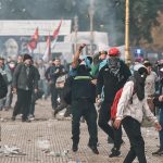 Personas protestan a las afueras del senado durante un debate este miércoles, en Buenos Aires (Argentina). Manifestantes y policías protagonizan un choque este miércoles a las puertas del Senado de Argentina mientras la cámara legislativa debate la ley de Bases, el proyecto estrella del Gobierno, con el que el presidente Javier Milei pretende implementar un paquete de reformas económicas de gran calado. EFE
