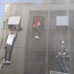 Cientos de manifestantes asaltaron este martes la sede del Parlamento de Kenia en Nairobi e incendiaron una parte del edificio