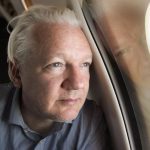 l fundador de Wikileaks, Julian Assange, en una imagen publicada por Wikileaks en X mientras su avión se aproxima al aeropuerto de Bangkok para hacer escala con el mensaje "Acercándonos a la libertad". Según el acuerdo alcanzado con el Departamento de Justicia, Assange, de 52 años y nacionalidad australiana, se declarará culpable de un solo cargo por conspirar para obtener y difundir ilegalmente información clasificada, lo que le permitirá regresar a Australia y pondrá fin a una larga saga judicial por la filtración de documentos clasificados. EFE