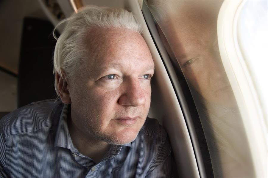 l fundador de Wikileaks, Julian Assange, en una imagen publicada por Wikileaks en X mientras su avión se aproxima al aeropuerto de Bangkok para hacer escala con el mensaje "Acercándonos a la libertad". Según el acuerdo alcanzado con el Departamento de Justicia, Assange, de 52 años y nacionalidad australiana, se declarará culpable de un solo cargo por conspirar para obtener y difundir ilegalmente información clasificada, lo que le permitirá regresar a Australia y pondrá fin a una larga saga judicial por la filtración de documentos clasificados. EFE