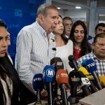 La oposición mayoritaria de Venezuela, agrupada en la Plataforma Unitaria Democrática (PUD), denunció este miércoles que militares bloquearon una vía del estado Miranda (norte, cercano a Caracas) para tratar de impedir la celebración de un acto del candidato presidencial del bloque antichavista, Edmundo González Urrutia.