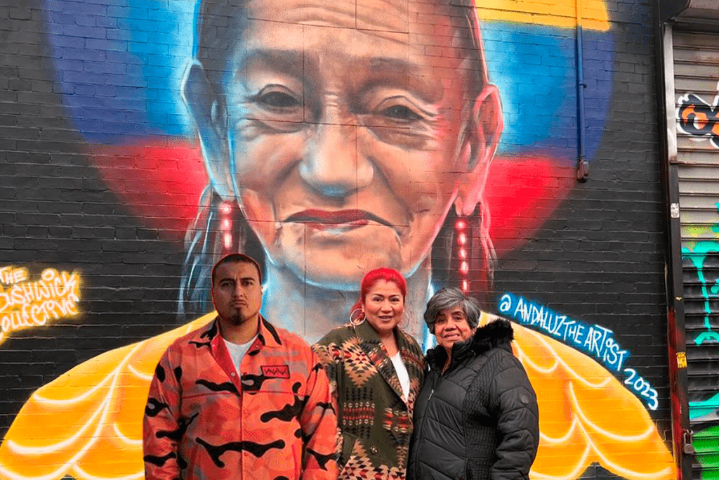 El artista ecuatoriano, Andaluz the artist rindió homenaje a su bisabuela plasmando su historia en un mural de New York .Foto Andaluz the artis