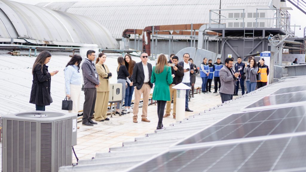 Paneles solares en el Millenium Plaza en Cuenca