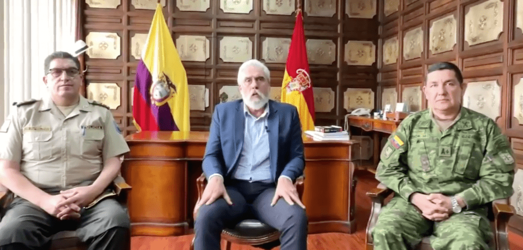 El Gobernador, Santiago Malo, junto a los representantes de los militares y la Policía Nacional.