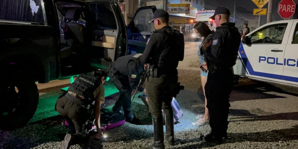 Policía Nacional realiza operativo de objetos prohibidos a vehículos en Camilo Ponce Enríquez. Cortesía