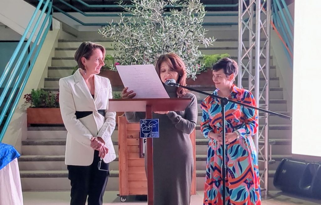 Magaly Wallyn, jefa de establecimiento; Tania Sarmiento, representante del presidente de la Alianza Francesa; y Lèa Desbourdes, directora de la Alianza Francesa de Cuenca en la Sesión Solemne.