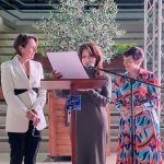 Magaly Wallyn, jefa de establecimiento; Tania Sarmiento, representante del presidente de la Alianza Francesa; y Lèa Desbourdes, directora de la Alianza Francesa de Cuenca en la Sesión Solemne.
