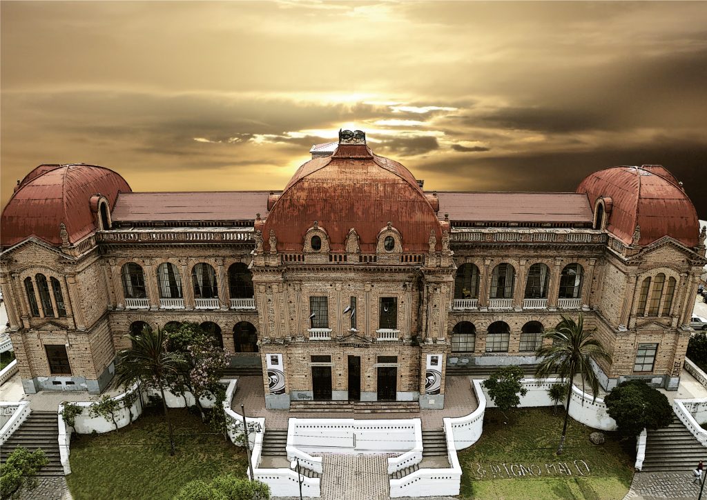 En la belleza arquitectónica del Colegio, se exterioriza el estilo neoclásico francés. Su primera piedra fue colocada el 30 de octubre de 1924, rectorado del doctor Andrés F. Córdova (1923-1925, 1935-1935).