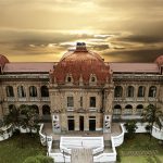 En la belleza arquitectónica del Colegio, se exterioriza el estilo neoclásico francés. Su primera piedra fue colocada el 30 de octubre de 1924, rectorado del doctor Andrés F. Córdova (1923-1925, 1935-1935).