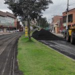 Los trabajos de fresado y asfalto se realizan en el tramo de la avenida Enrique Arízaga Toral, conocida como ‘Medio Ejido – Sayausí’.
