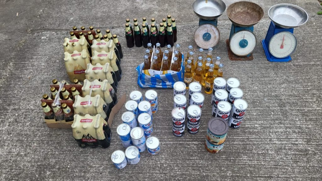 Balanzas y artículos de contrabando se decomisaron en la Feria Libre.