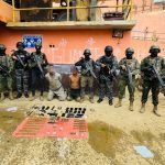 Durante el operativo ejecutado por las fuerzas de seguridad, contra una presunta banda delictiva en Ponce Enríquez, dos personas fueron detenidas.