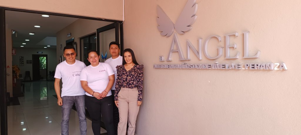 Arturo Peñaloza, Paulina Sánchez, Luis Ávila y Mariela Toledo son parte del equipo que trabaja en el albergue 'El Ángel'. / FCS
