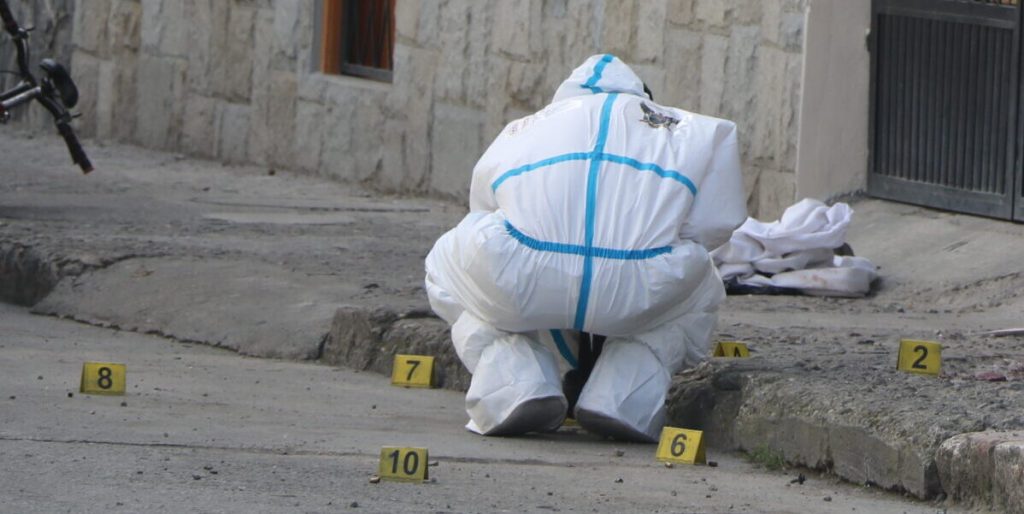 La Policía Nacional investiga el asesinato al estilo sicariato cometido entre las calles Miguel Heredia y Gaspar Sangurima, en Cuenca.