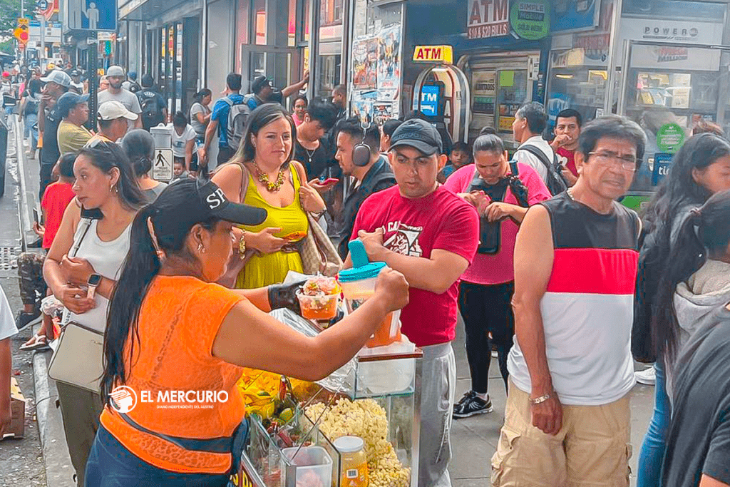 Migrante de Ecuador vende comida en una calle en New York.