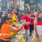 Migrante de Ecuador vende comida en una calle en New York.
