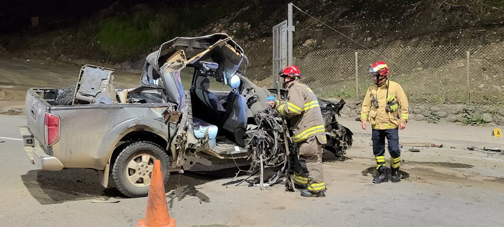 Reducido a chatarra quedó esta camioneta tras impactarse contra una plataforma. IVM