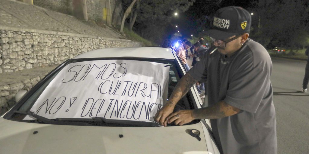 Letrero en uno de los vehículos con un mensaje sobre los piques. XCA