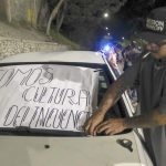 Letrero en uno de los vehículos con un mensaje sobre los piques. XCA