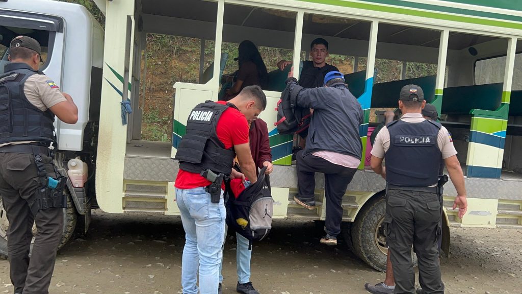 La Policía Nacional cumple rigurosos controles en la Ponce Enríquez. IVM