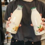“La industria utiliza términos de moda como “natural” o “vegano” para atraer a los consumidores. Por ejemplo, un producto "sin azúcar añadido" puede contener edulcorantes artificiales y no ser saludable en otros aspectos”.