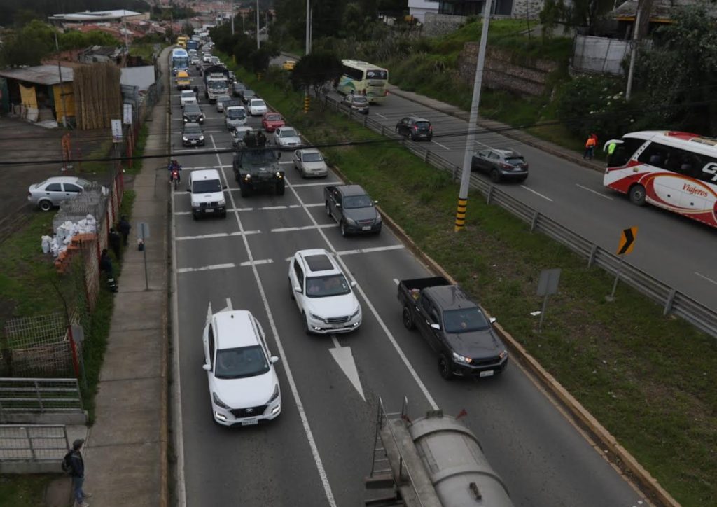 Congestionamiento vehicular en vía Cuenca Azogues.