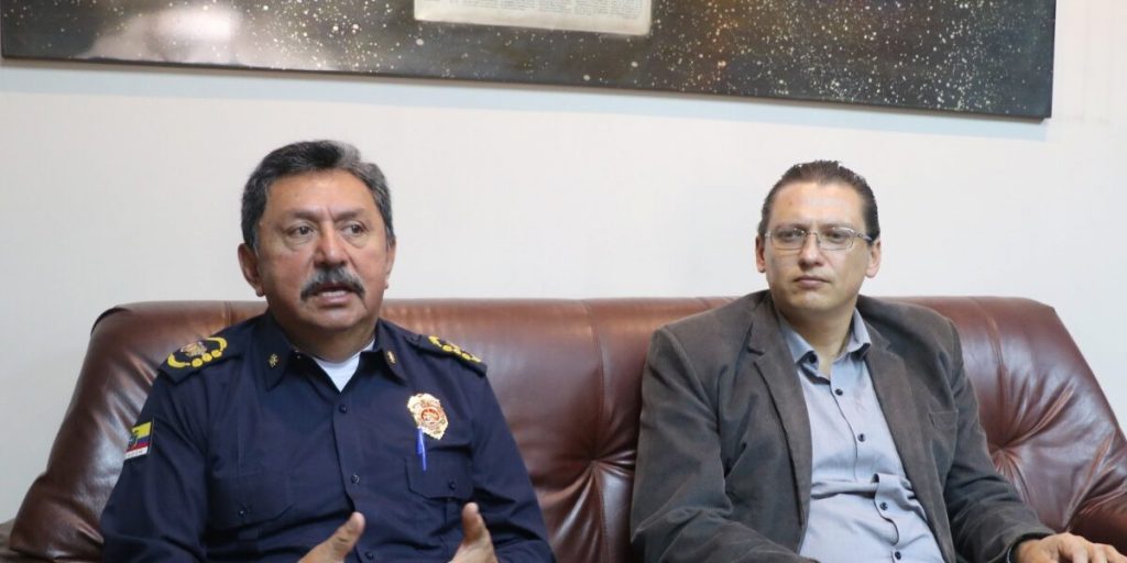 Sixto Heras, jefe del Cuerpo de Bomberos de Cuenca y Froilán Salinas, coordinador Zonal 6 de la SNRG, informan sobre acreditación BRIF.