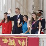 La princesa de Asturias, el rey Felipe VI, la reina Letizia, y la infanta Sofía saludan desde el balcón del Palacio Real en Madrid donde se conmemora el décimo aniversario del reinado de Felipe VI, este miércoles. El rey Felipe VI, junto a la reina Letizia y sus hijas, conmemora el décimo aniversario de su reinado con el relevo solemne de la Guardia Real, la imposición de condecoraciones a ciudadanos desconocidos y un almuerzo institucional, todo ello en el Palacio Real de Madrid, donde el broche a la jornada va a ser un concierto a cargo de la banda de música de la Guardia Real y del violinista Ara Malikian. EFE