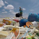 Restos de basura recogidos en la playa de Camposoto (España). La combinación de satélites de observación de la Tierra, superordenadores y avanzados algoritmos ha permitido a un equipo internacional de científicos trazar el mapa de contaminación por basura marina en el Mediterráneo más completo hasta la fecha. EFE
