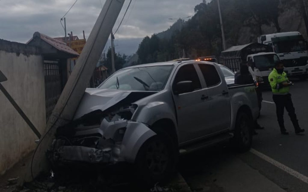 Así terminó el vehículo tras el accidente de tránsito registrado en la vía rápida Cuenca – Azogues, a la altura del ingreso a Paccha.