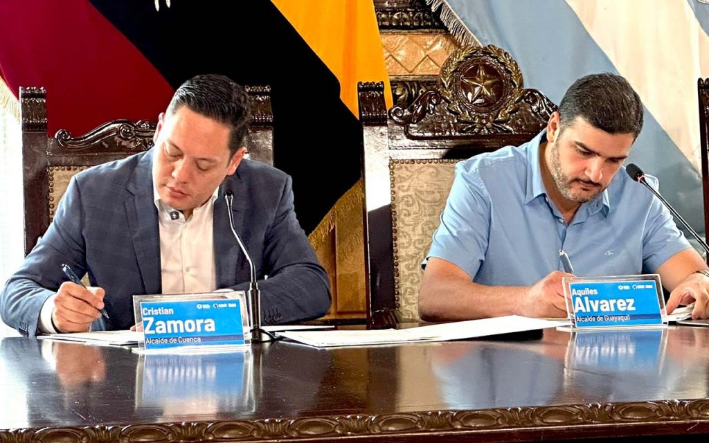 Los alcaldes Cristian Zamora y Aquiles Álvarez durante la firma del comodato para préstamo de equipos de medición meteorológica para el nuevo aeropuerto de Cuenca.